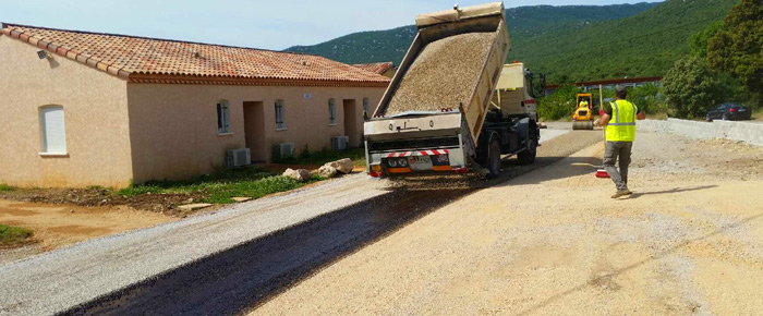 Pose d'un enrobé autour d'un quartier en construction à Ille-sur-Têt