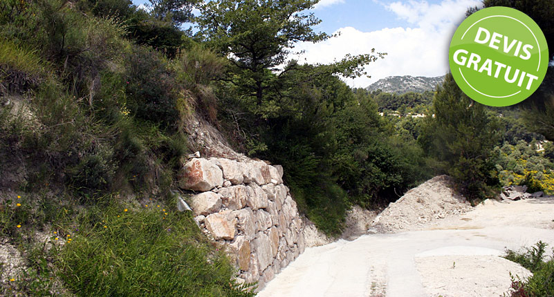 Enrochement de soutien à flanc de talus près de Portet-sur-Garonne