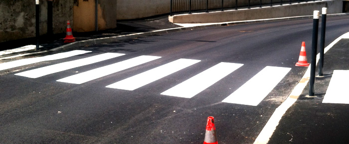 Marquage d'un passage à piétons sur la voie publique à Toulouse